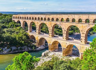 Khám phá vẻ đẹp kì vĩ của cầu Pont du Gard khi đi du lịch Pháp